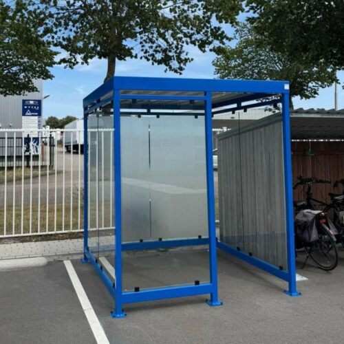 Rookoverkapping Myla Standaard 96 Rookoverkapping Myla Standaard 2x2 meter in RAL 5017 met melkglas achterwand geplaatst in Tilburg